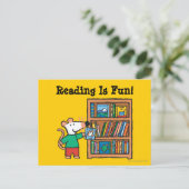 Maisy und ein Bücherregal Postkarte (Stehend Vorderseite)