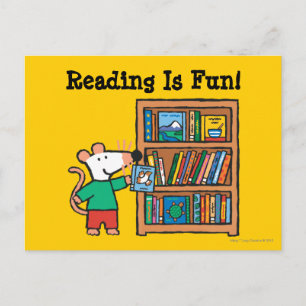 Maisy und ein Bücherregal Postkarte