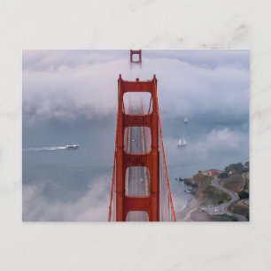 Majestätige Golden Gate Bridge in nebligen Wolken  Postkarte