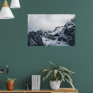 Majestätische Berge unter den Wolken Poster