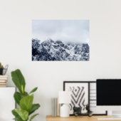 Majestätische Berge unter Wolken Poster (Heimbüro)