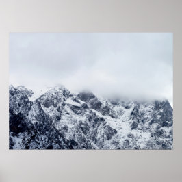 Majestätische Berge unter Wolken Poster