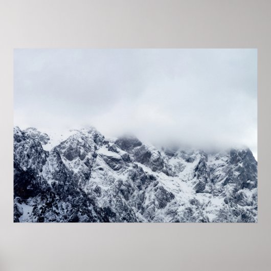 Majestätische Berge unter Wolken Poster (Vorne)