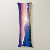 Majestätische Berglandschaft am Himmel Seitenschläferkissen (Vorderseite Vertikal)