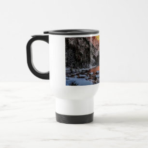 Majestätische Bergsonnenuntergang Winterlandschaft Reisebecher