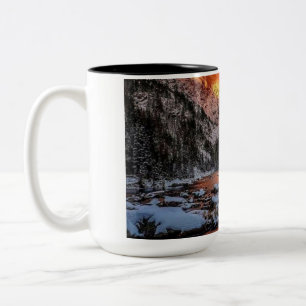 Majestätische Bergsonnenuntergang Winterlandschaft Zweifarbige Tasse