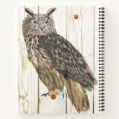 Majestätische Eule auf verblassenen Holzplanken ma Notizblock (Rückseite)