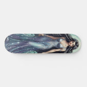Majestätische Frau mit silbernem Kleid Skateboard (Horizontal)