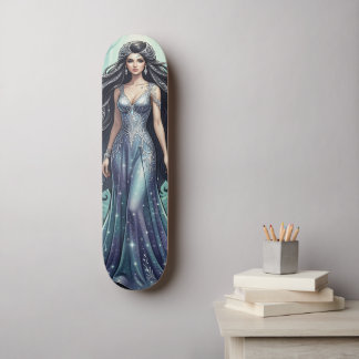 Majestätische Frau mit silbernem Kleid Skateboard