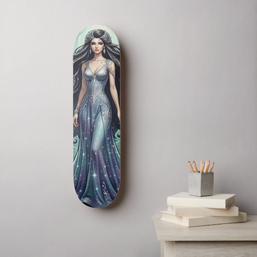 Majestätische Frau mit silbernem Kleid Skateboard (Wandkunst)