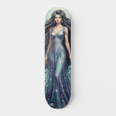 Majestätische Frau mit silbernem Kleid Skateboard (Vorderseite)