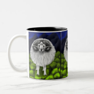 Majestätische Gipfel: Islands Schafe grasen Zweifarbige Tasse
