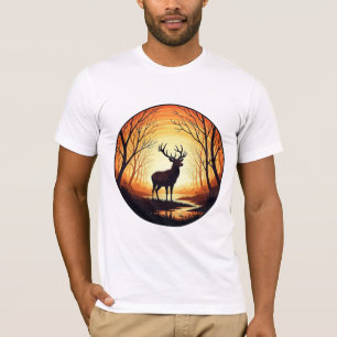 Majestätische Hirsche in der Sonnenuntergangswald- T-Shirt
