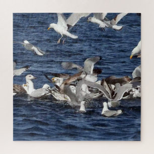 Majestätische Möwen jagen Sandaale über dem Ozean Puzzle