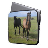 Majestätische Mustangs Laptopschutzhülle (Vorderseite Links)