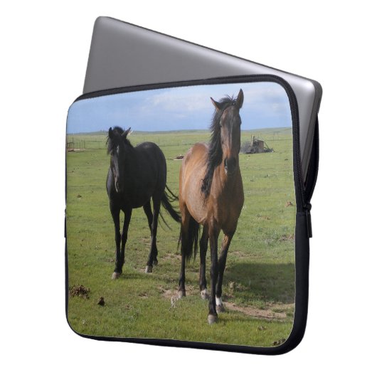 Majestätische Mustangs Laptopschutzhülle (Vorderseite Links)