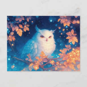 Majestätische weiße Eule im leuchtenden Herbstwald Postkarte