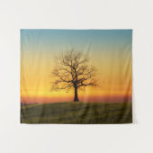 Majestätischer Baum bei Sonnenuntergangslandschaft Wandteppich (Vorderseite (Horizontal))