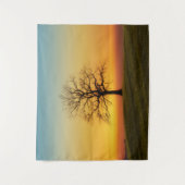Majestätischer Baum bei Sonnenuntergangslandschaft Wandteppich (Vorderseite)