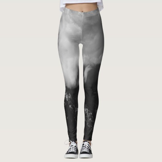 Majestätischer Berg unter Wolken Leggings (Vorderseite)