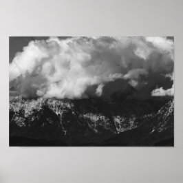 Majestätischer Berg unter Wolken Poster