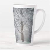 Majestätischer Buchenbaum im Winterwald Milchtasse (Rechts)