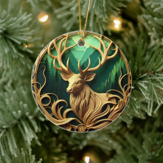 Majestätischer Buck, der in einen ruhigen Wald hin Keramik Ornament (Baum)