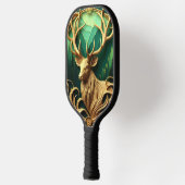 Majestätischer Buck, der in einen ruhigen Wald hin Pickleball Schläger (Links)