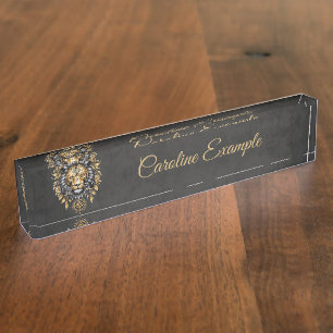 Majestätischer goldener Löwenkopf mit schwarzer Ma Namensplakette