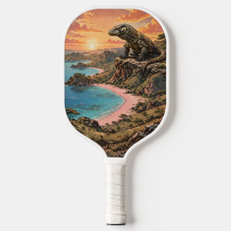 Majestätischer Komodo-Drache überblickt Pink Beach Pickleball Schläger