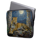 Majestätischer Leopard auf Klippenvorsprung Laptopschutzhülle (Vorderseite Links)