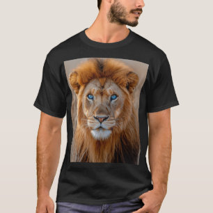 Majestätischer männlicher Löwe mit leuchtend blaue T-Shirt