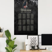 Majestätischer schwarzer Rabe sitzt stolz inmitten Poster (Heimbüro)