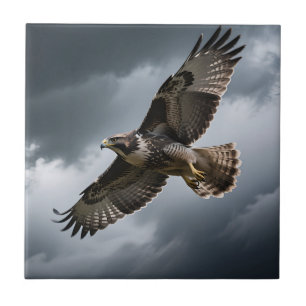 Majestätischer schwebender Habicht Sturmwolken Fliese