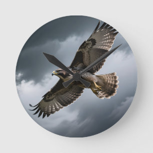 Majestätischer schwebender Habicht Sturmwolken Runde Wanduhr