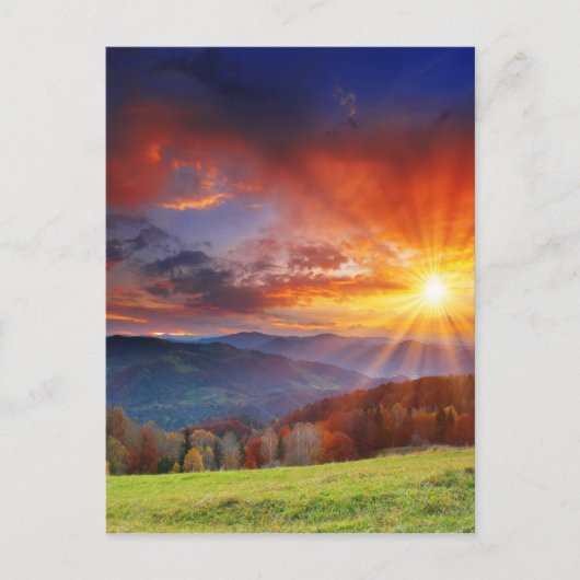 Majestätischer Sonnenaufgang in der Bergwelt Postkarte (Vorderseite)