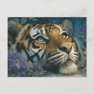Majestätischer Tiger ruht im violetten Garten Postkarte
