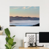 Majestätischer Triglav mit Nebel im Tal Poster (Heimbüro)