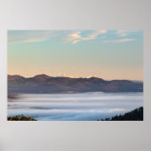 Majestätischer Triglav mit Nebel im Tal Poster (Vorne)