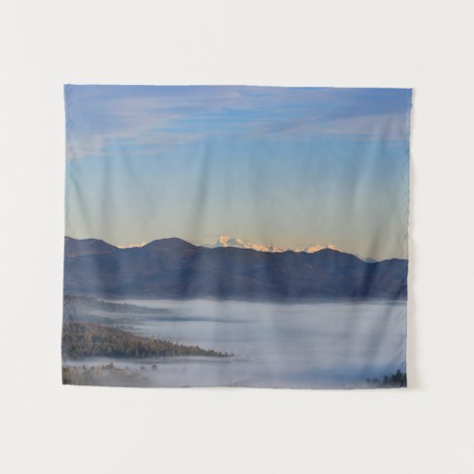 Majestätischer Triglav mit Nebel im Tal Wandteppich (Vorderseite (Horizontal))