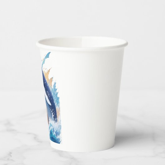 majestätischer Wal im Malstil. Pappbecher (Links)