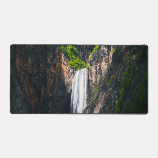 Majestätischer Wasserfall Boka im Frühling Ruhm Schreibtischunterlage (Vorderseite)