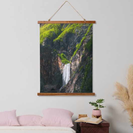 Majestätischer Wasserfall Boka im Frühling Ruhm Wandteppich Mit Holzrahmen (Schlafzimmer)