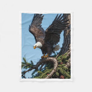 Majestätischer Weißkopfseeadler landet auf einem B Fleecedecke