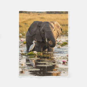 Majestätischer wilder Elefant mit Kälbern neben Wa Fleecedecke
