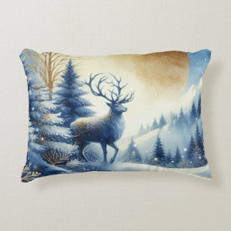 Majestätischer Winterhirsch im schneebedeckten Wal Dekokissen