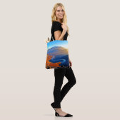 Majestätisches Bergtal-Fluss-Design Tasche (Am Model)