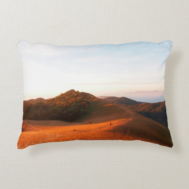 Majestätisches Feld im Sonnenlicht. Dramatisch und Dekokissen (Vorderseite)