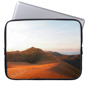 Majestätisches Feld im Sonnenlicht. Dramatisch und Laptopschutzhülle