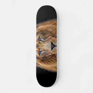 Majestätisches Löwengesicht mit blauen Augen Wil Skateboard